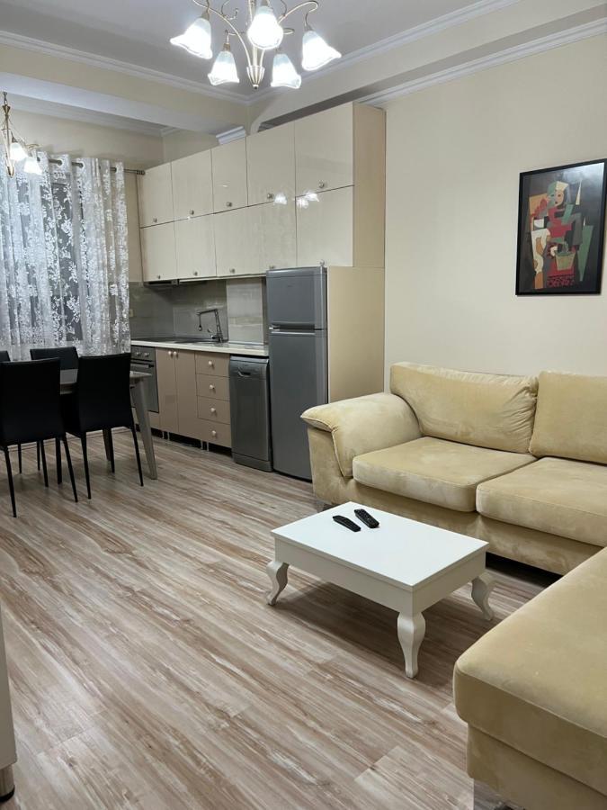 Ergi'S Host Apartment Tirana Buitenkant foto