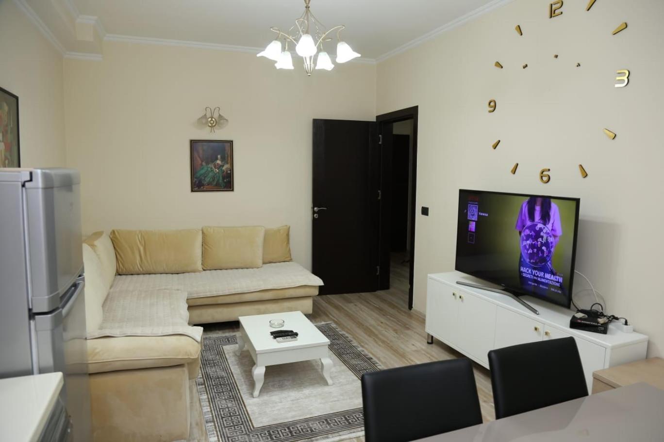 Ergi'S Host Apartment Tirana Buitenkant foto